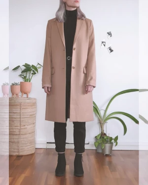 Uniqlo Beige / Light Brown Coat - I love this coat but it's the wrong size for me💔 Worn a few times and in brand new condition. The sleeves are pretty long on me so the few times I was wearing it I always had to roll them up a little (I'm 160cm)   I think it's pretty true to a size S!
