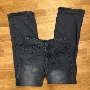 Mörk blåa jeans - Coola, vet inte vart dom är ifrån men inte så tjockt material