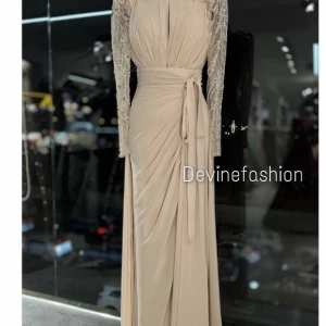 Klänning dam - Mycket fin klänning som endast har använts en gång. Inga hål eller fel på klänningen. Är storlek 40 men kan även passa 38 och 36. Priset går att diskuteras vid snabb affär. Bild tagen från butikens hemsida, fler bilder kan skickas vid begäran.