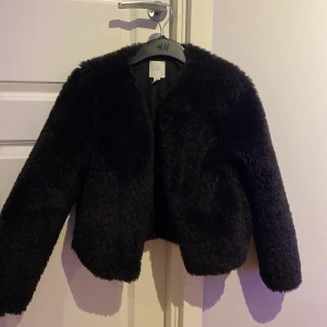 Jacka - En hur mysigt jacka som helst. Hur bra skick som helst och så värd! Använt denna Max 3 gånger, varför jag säljer den är för att jag har en jacka som är identisk med denna😊