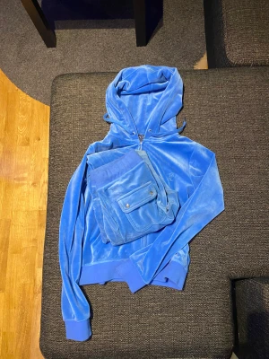 Juicy couture  - Säljer mitt juicy sett pågrund av att det är för litet för mej. Koftan är i storlek S, byxorna i Xs.  Inga skador. Har haft det ett annat gånger men det ser fortfarande ut som nytt! Hör av er vid frågor. ( kan även sälja separat) 