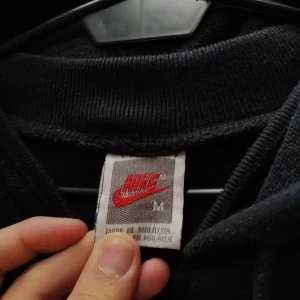 Vintage 90 tals nike zip hoodie cross traning - Den är i fint skick använt den länge men känner för nått nytt. Kan inte köpa den längre svår att få tag i. 