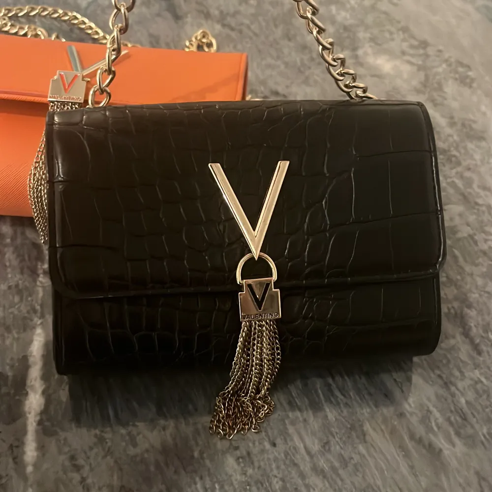 Valentino väska i svart med silver detaljer . Väskor.