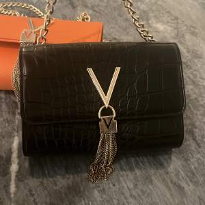 Valentino väska i svart med silver detaljer 