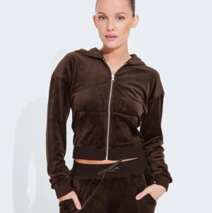 Brun zip hoodie - Här så säljer ja en jätte fin zip hoddie, den är jätte gosig och har en väldigt fin färg, den har inga skador osv. Nypris 299kr Köparen står för frakten❤️