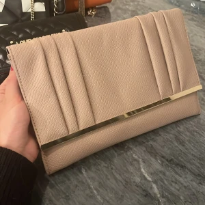 Handväska beige  - Oanvänd kuvertväska i beige 