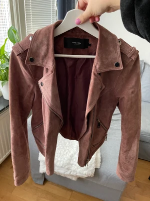 Mockajacka från VeroModa  - Mockajacka från VeroModa i storlek M. Nypris ca. 1100kr. I gott skick, en fläck på ena armen (se sista bilden). 