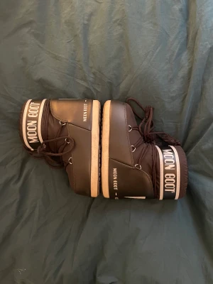 MOON BOOTS  - Inköpta på NK förra vintern och har tyvärr inte använts mer än 2 dagar. Säljer därför dessa i nyskick. Storlek 39-41 då moonboots kör på ihopslagna storlekar.