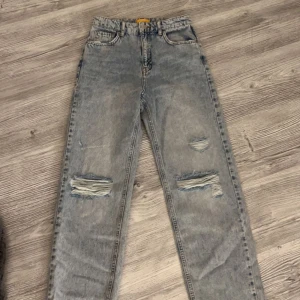 Jeans Ginatricot  - Aldrigs använda, endast testade, barn storlek 158 men passar mig som är 159-160cm lång, skriv gärna för fler bilder, mått eller annan information