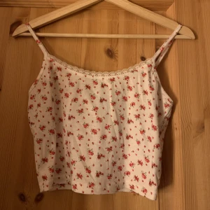 Blommig topp med spets - Jättesöt blommig topp med spets upptill, oanvänd 