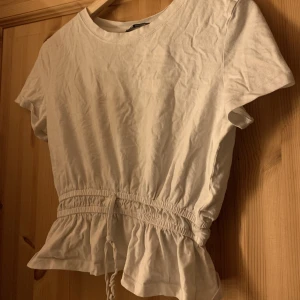 Topp med voland - Vit topp med volang från Zara, finns inte längre att köpa