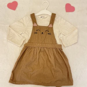 - - Säljer en fin klänning med sin passande tröja. Klänningen är i bra kvalitet. 