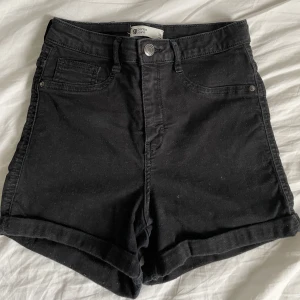 Svarta jeans shorts  - Högmidjade och stretchiga Inte min stil längre så kommer ej till andvändning 