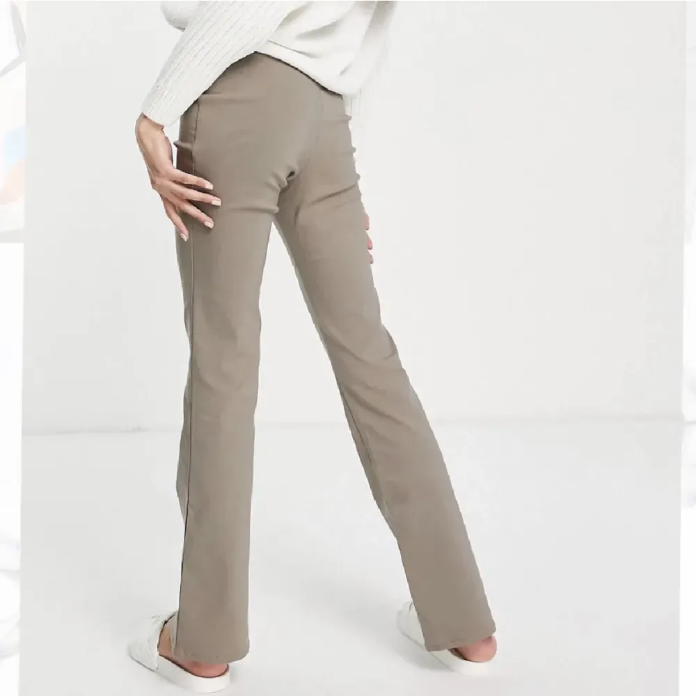 🤍Grå/beige byxor från Asos Stl 34 Helt nya, så perfekt skick!. Jeans & Byxor.