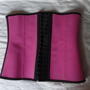 Waist trainer - Snygg rosa waist trainer. Som ni ser knappt använd. 