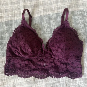Bralette spets i plum färg - En plum färgad bralette i spets. Aldrig använd. Storlek M men passar S också. Kan användas som en topp eller som en bh/bralette