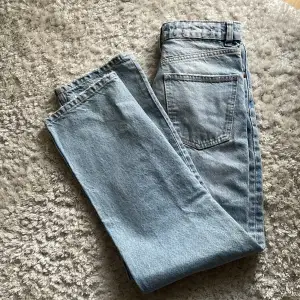 Säljer ett par helt oanvända zara jeans i strl 34 som inte kommer till användning.  Nypris 350 och säljer för 200 + frakt men pris kan diskuteras