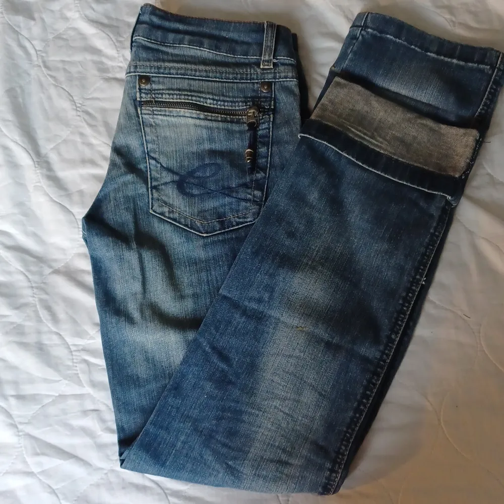 Regular raka jeans   Yttermått när dem ej är uppvikta 101cm  Innemått när dem ej är uppvikta 83 cm. Jeans & Byxor.