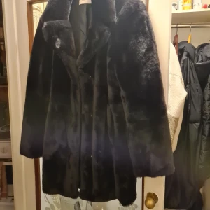 Svart fuskpäls kappa  - En fin kappa i storlek M knappt använd i fint skick.