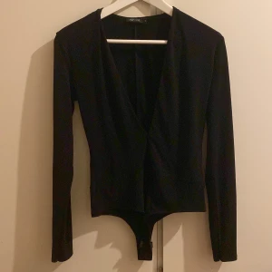 Body - Body ifrån NLYONE, väldigt djup urringning