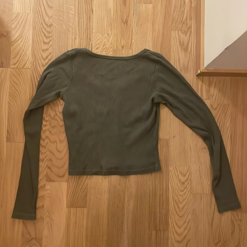 Super fin långärmad tröja från Brandy Melville. Säljer då jag inte tycker den passar mig. Köpt för 250 kr.. Tröjor & Koftor.