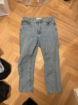 Mom jeans - Mom jeans i ljusblå tvätt. 