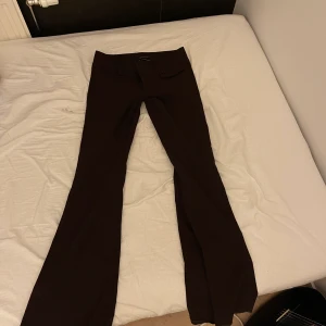 Lågmidjade kostymbyxor - Superfina och trendiga kostymbyxor i färgen brun (syns inte riktigt på bilderna). Långa på mig som är 164cm men jag har väldigt korta ben och man kan såklart sy upp dem😇 var inte lågmidjade innan men de är uppsydda, syns dock inte och känns helt normalt!☺️