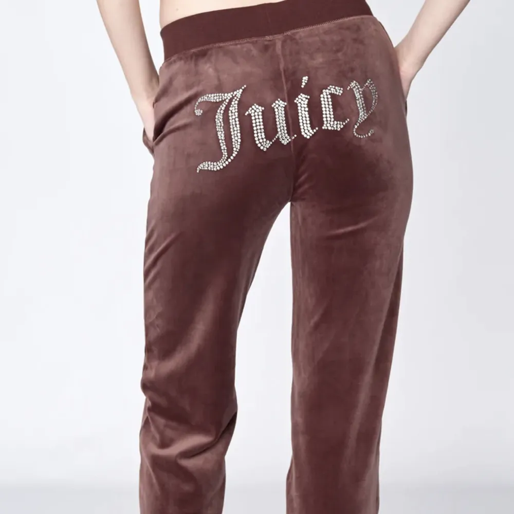 Säljer mina juicy då jag inte diggar när det står juicy på rumpan, knappt använda då jag har dom med fickor istället, dom är i storlek XS och är köpta på hemsidan för 1200💓. Jeans & Byxor.