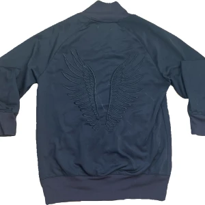 Svart zip up kofta - Skit cool svart zip up kofta med vingar på baksidan. Kan mötas upp i Stockholm eller frakta då köparen står för frakten💞