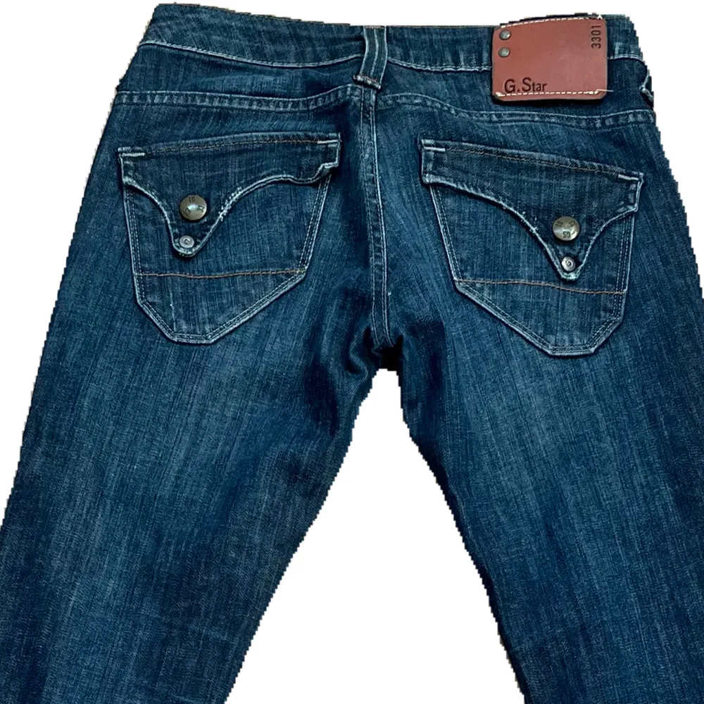 Ett par mörkblåa lågmidjade jeans med snygga bakfickor. De är inte skinny men inte bootcut. Så skulle mer säga straight. Kan mötas upp i Stockholm eller frakta då köparen står för frakten💞. Jeans & Byxor.