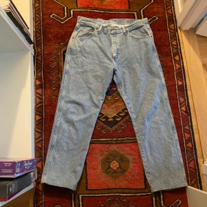 Wrangler jeans, straight leg, ljus blå - Wrangler jaeans i storlek 36x30(ungefär L, skickar midjemått vid behov). Uppsydda i anklarna men i övrigt bra skick!🖤