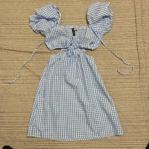 blå klänning - jättefin blåvit klänning, lik Cassie i Euphorias. Jättebra skick bara använt 1 gång. strl xs/ 34 men passar 36/s