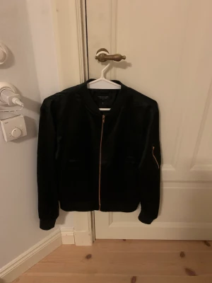 Kofta  - Svart kofta i storlek S. Använd ca 3 gånger. Nyskick. 