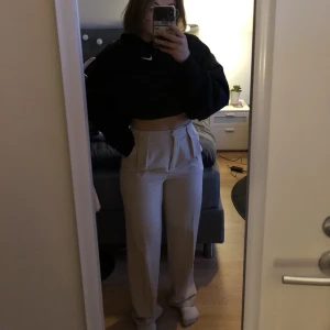 NA-KD kostymbyxor  - Säljer mina kostymbyxor fårn NA-KD. Storlek 36. ☺️skriv för frågor eller fler bilder:) 