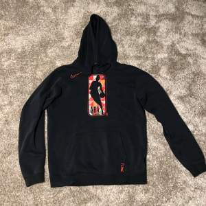 Nba x Nike hoodie från 2020. Hoodien har används mycket men är av god kvalite då det inte finns några synliga tecken på användning. Skick 9/10. 