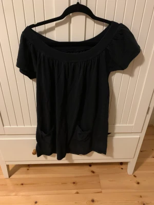 Topp - Svart Offshoulder T-shirt. Storlek S. Använd men i fint skick. 