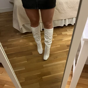 Vita stövlar från Nelly  - Jätte fina Vita stövlar med klack från Nelly i strl 36. Orginalpris 650 kr! Aldrig använda, har även kvar orginalkartingen!