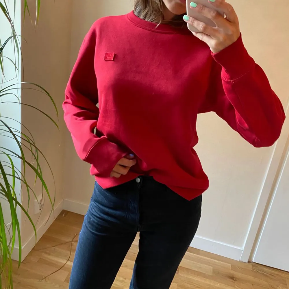 (LÅNAD BILD)  Jättefin röd acne studios sweatshirt i bra skick!  Säljer den då jag tyvärr inte använder tröjan längre.  Storlek S. . Tröjor & Koftor.