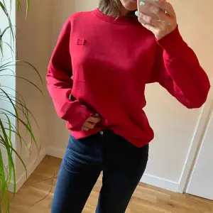 (LÅNAD BILD)  Jättefin röd acne studios sweatshirt i bra skick!  Säljer den då jag tyvärr inte använder tröjan längre.  Storlek S. 