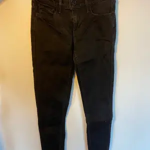 Super skinny jeans från levi’s (710), svarta  Kund står för frakt, inga byten