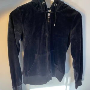 Cubus svart kofta - En svart kofta från Cubus med dragkedja  Kunden står för frakt, inga byten.