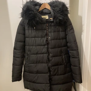 Vinterjacka Roco Baroco storlek 44 - Inköpt förra vintern för 2499kr på Vivaldi. Säljes då den blivit för stor för mig. Har en liten defekt (se bild), ett litet hål som är övertäckt med svart lagningslapp. Inget man tänker på. Pga detta säljer jag den för endast 300kr! Förövrigt fint skick! 