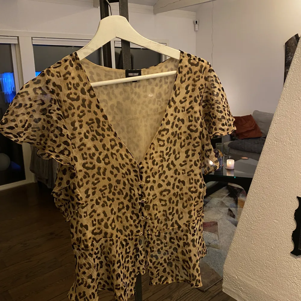 En leopardfärgad blus från bubbleroom. Säljer då jg inte använder den längre, har använt den ca 3 gånger. Skriv till mig privat för mer bilder. Köparen står för frakten. Puserot.