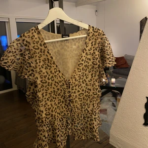 Blus - En leopardfärgad blus från bubbleroom. Säljer då jg inte använder den längre, har använt den ca 3 gånger. Skriv till mig privat för mer bilder. Köparen står för frakten