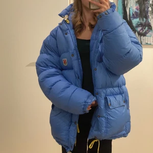 Fjällräven Jacka - Säljer min ljusblå fjällräven jacka💙 Storlek S (stor i storleken). Möts upp i Umeå eller så står köparen för frakt. Startar budgivning vid högt intresse💕