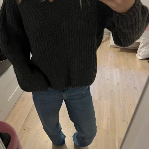 Stickad tröja - Stickad grå tröja från H&M! I mycket bra skick!