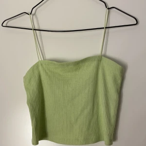 Topp - Ett limegrönt linne från hm med smala band och ribbat tyg.