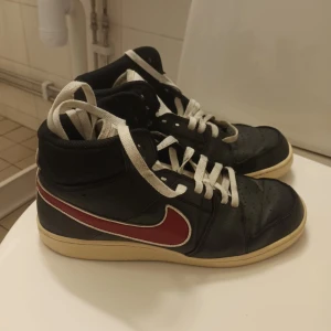 Nike backboard 2 - I godkänt skick inte trasiga st 42 finns på eskilsvägen vid Haninge centrum men kan träffas upp i Stockholm området eller skicka på posten swish eller kontanter 