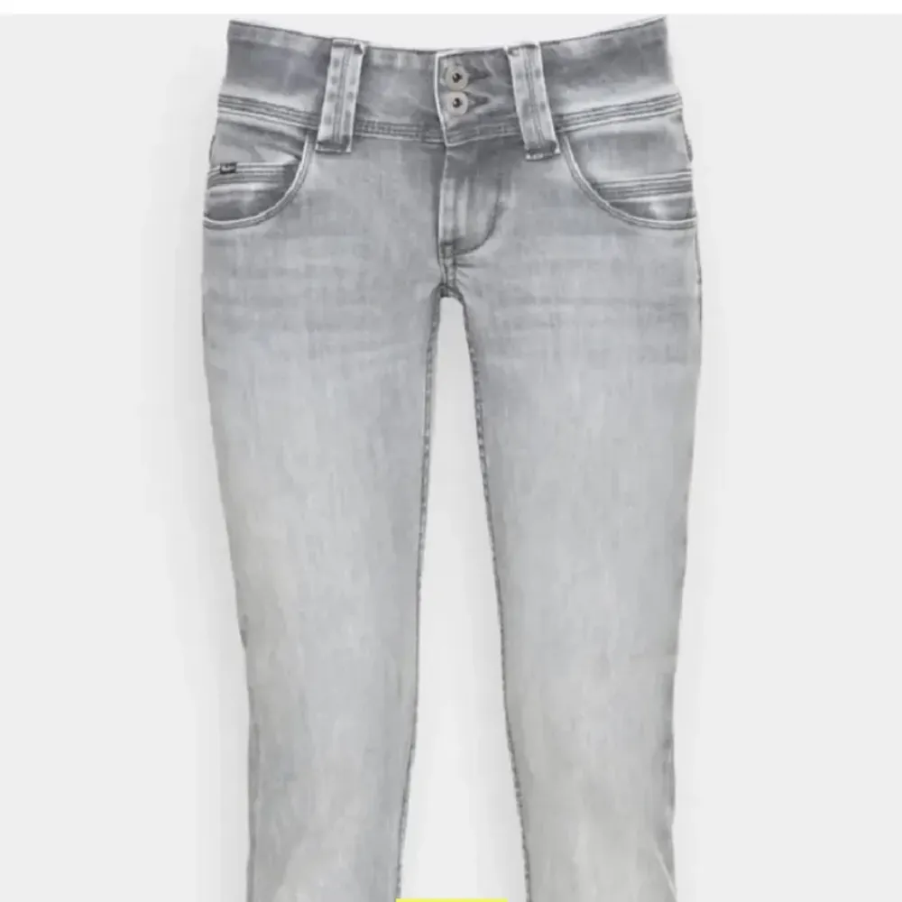 säljer dessa jätte fina pape jeansen pgr av att dem är förstora ❤️skriv för egna bilder och info. Jeans & Byxor.