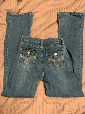 Jeans - Säljer dem här jeansen köpte dem på shein och den är lite sönder som ni ser på bilden men passar väldigt bra 